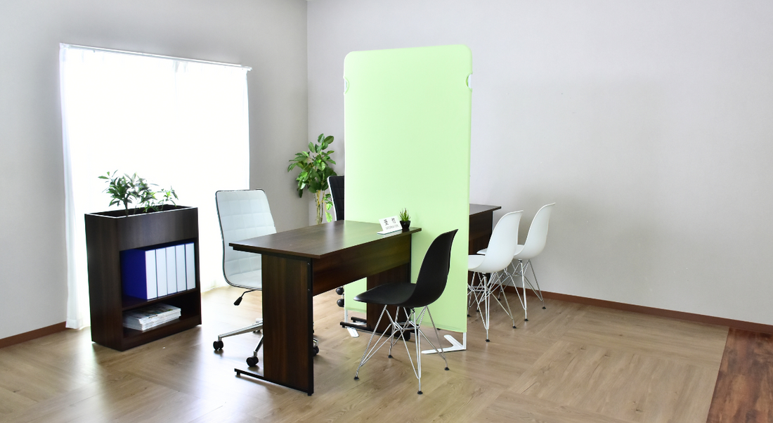 デスク周りをスッキリ見せる目隠しテクニックとは?