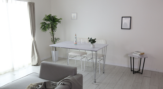 狭い部屋でも使える！ダイニングテーブルとデスクを兼用するための配置のコツ