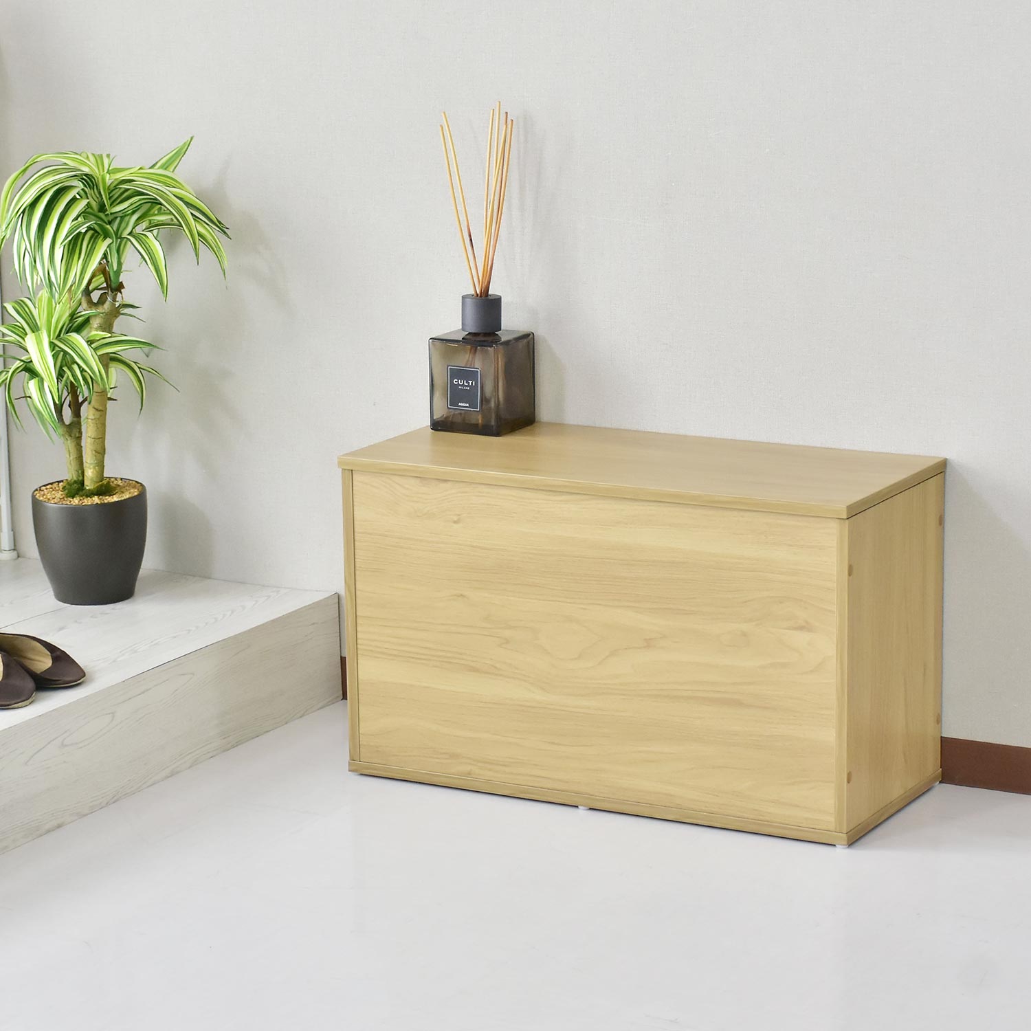 収納とスツールの2つの機能を巧みに融合させた、お部屋をより快適に